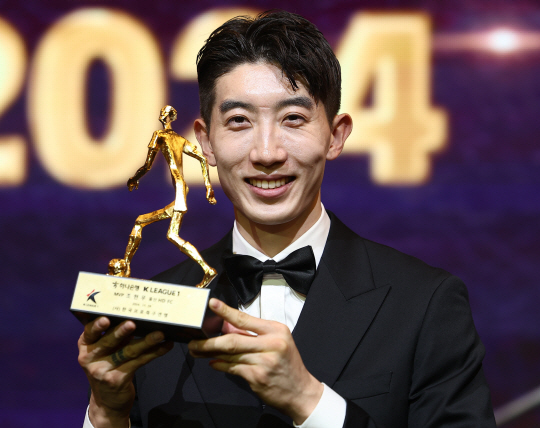 울산 HD의 조현우(오른쪽)가 29일 서울 서대문구 홍은동 스위스 그랜드 호텔에서 열린 ‘하나은행 K리그 2024 대상 시상식’에서 MVP 트로피를 든 채 웃고 있다. 연합뉴스