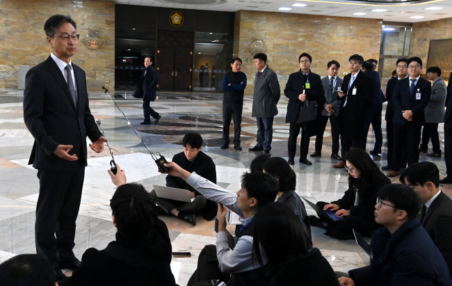 최재해(왼쪽) 감사원장이 29일 오전 국회에서 열린 예산결산특별위원회 회의에 참석하면서 더불어민주당의 감사원장 탄핵 추진에 대한 입장을 밝히고 있다.  곽성호 기자