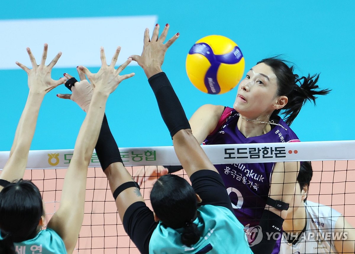 (서울=연합뉴스) 28일 서울 장충체육관에서 열린 프로배구 V리그 여자부 흥국생명과 GS칼텍스의 경기. 흥국생명 김연경이 공격하고 있다. 2024.11.28