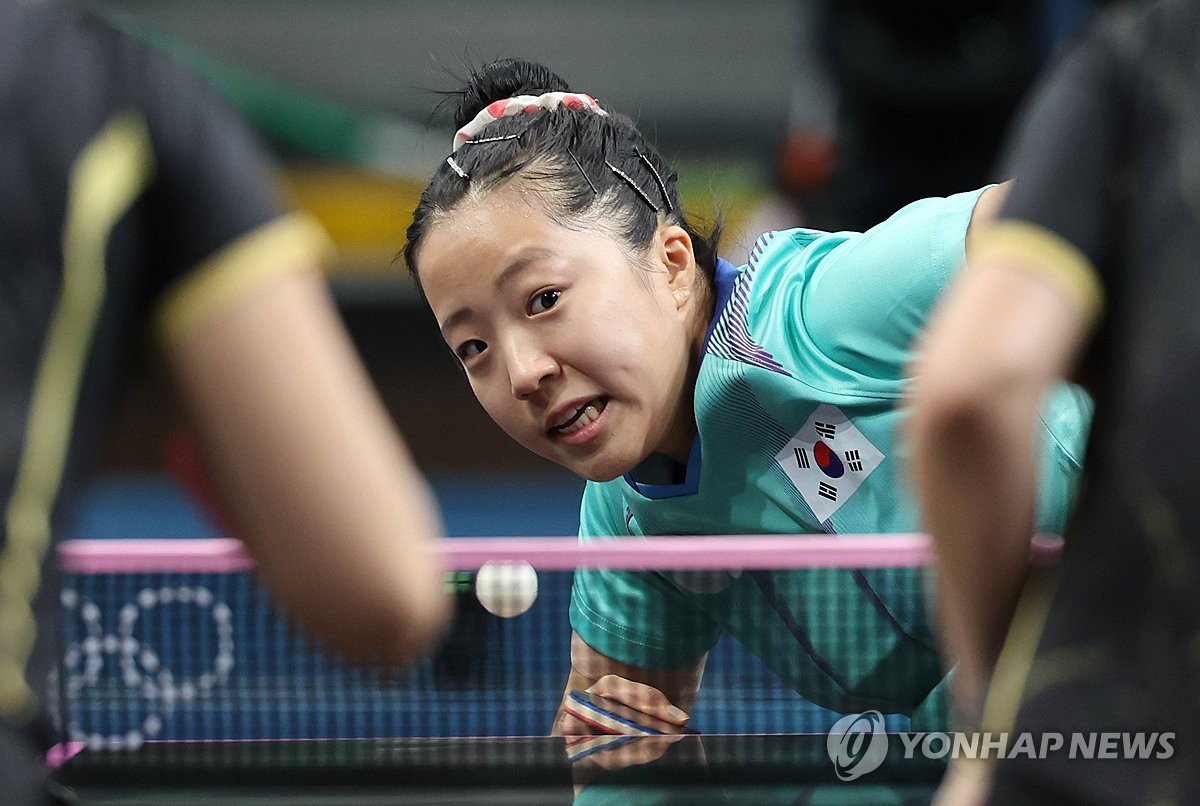 (파리=연합뉴스) 10일(현지시간) 프랑스 파리 사우스 파리 아레나에서 열린 2024 파리올림픽 여자 단체전 동메달 결정전 첫 번째 경기에서 한국 신유빈이 전지희와 함께 독일 산샤오나와 완위안과 대결을 펼치고 있다. 2024.8.10
