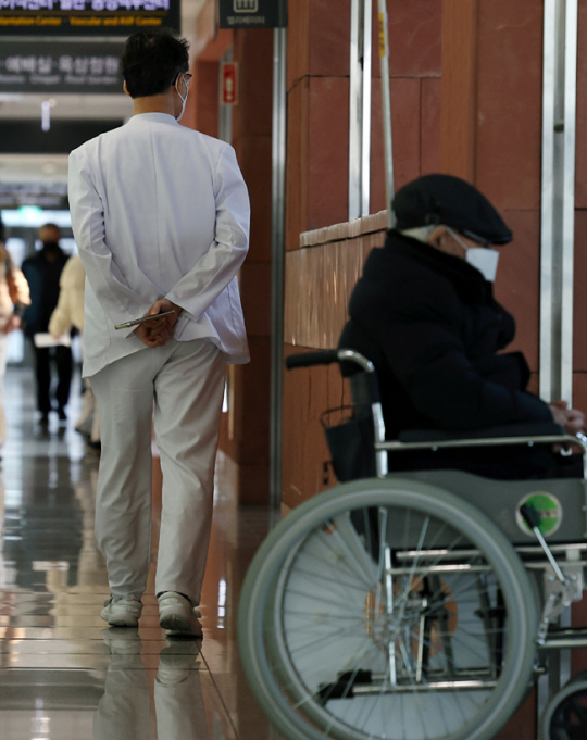 서울의 한 대학병원에서 휠체어에 앉은 한 노인이 생각에 잠겨 있다.뉴시스