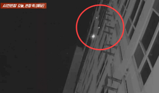 한 아파트 위층에서 담배꽁초 등 쓰레기를 8년 동안 창밖으로 투기해 피해를 입었다는 사연이 알려졌다. 위층에서 담배꽁초가 떨어지는 모습. JTBC 사건반장 캡처