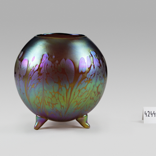 꽃병, 디자인: 콜로만 모저, 제작: 요한 뢰츠 비트베 (바칼로비츠 & 죄네 의뢰), 1900년경, 유리, 페노멘 그레 장식, 23.5x23.5x23.5㎝, 레오폴트미술관 Photo: Leopold Museum, Vienna