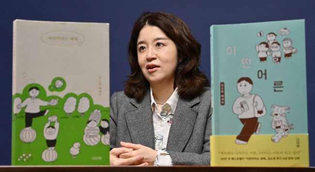 2020년 베스트셀러 ‘어린이라는 세계’로 독자들의 주목을 받았던 김소영 작가가 최근 ‘어떤 어른’을 출간하고 문화일보와 인터뷰하고 있다.백동현 기자