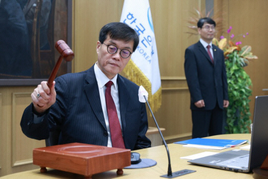 지난달 28일 서울 중구 한국은행에서 이창용 총재가 금융통화위원회 통화정책방향 회의를 시작하고 있다. 한국은행 제공
