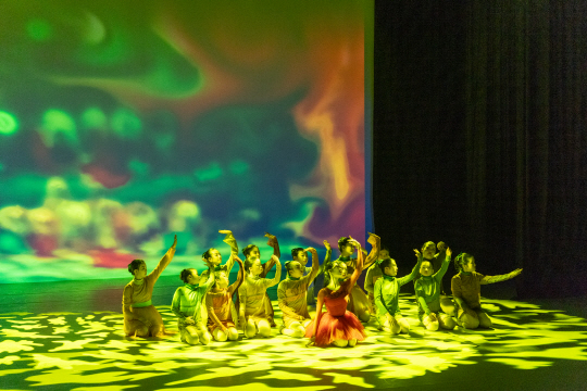 서울 노원구에서 지난 30일 열린 ‘예꿈 발레단’ 성취발표회에서 단원들이 ‘ 다섯번째 계절-우리의 계절’ 공연을 펼치고 있다. 노원구청 제공