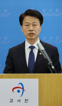최달영 감사원 사무총장이 이날 오전 서울 종로구 감사원에서 최재해 감사원장 탄핵 추진과 관련한 긴급 브리핑을 하고 있다. 연합뉴스