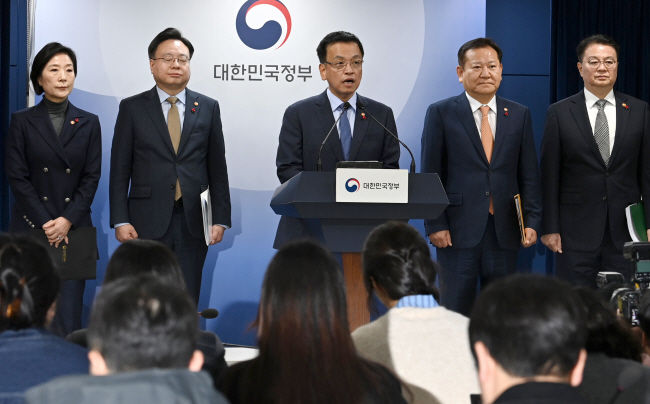 최상목(가운데) 부총리 겸 기획재정부 장관이 2일 오전 정부서울청사에서 ‘정부입장 합동 브리핑’을 열고 야당의 예산안 단독 처리를 비판하고 있다. 왼쪽부터 오영주 중소벤처기업부 장관, 조규홍 보건복지부 장관, 최 부총리, 이상민 행정안전부 장관, 방기선 국무조정실장. 윤성호 기자