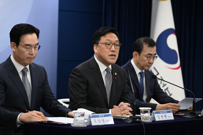 김병환(가운데) 금융위원장이 2일 정부서울청사 합동브리핑실에서 일반주주 이익 보호 강화를 위한 자본시장법 개정 방향에 대해 발표하고 있다.   윤성호 기자
