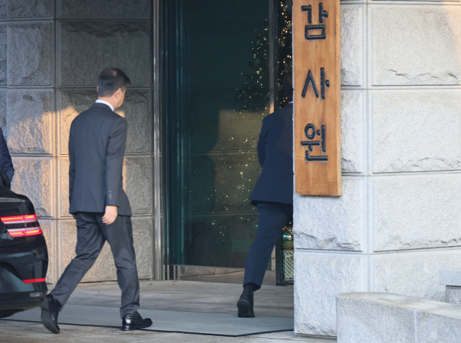 더불어민주당이 탄핵소추를 추진하고 있는 최재해 감사원장이 2일 오전 서울 종로구 감사원으로 출근하고 있다.  연합뉴스