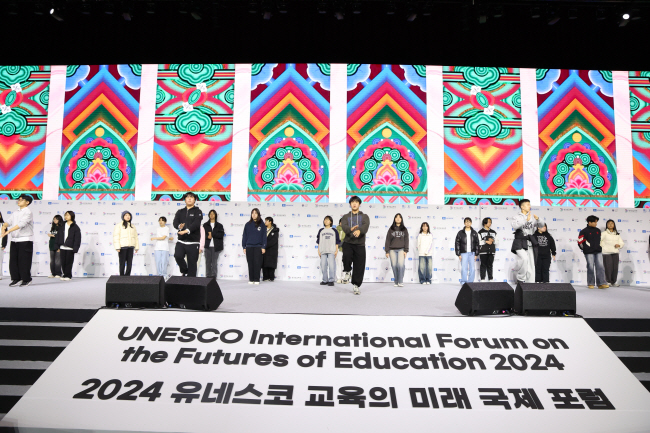 2일 경기 수원시 수원컨벤션센터에서 ‘2024 유네스코 교육의 미래 국제 포럼’ 개막을 앞두고 리허설이 진행되고 있다. 경기도교육청 제공