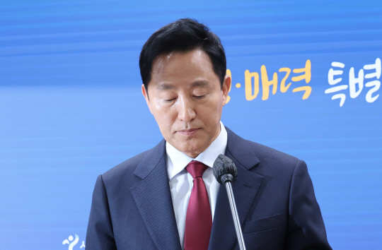 오세훈 서울시장이 3일 오후 서울시청 브리핑룸에서 명태균씨 현안에 대해 설명한 뒤 보도진 질문을 듣고 있다. 연합뉴스