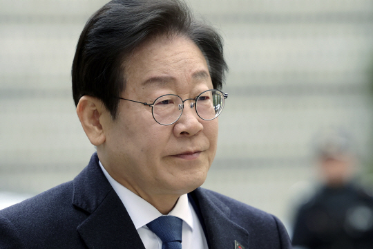 이재명 더불어민주당 대표가 3일 서울 서초구 서울중앙지방법원에서 열린 ‘대장동 배임 및 성남FC 뇌물 의혹’ 혐의 공판에 출석하고 있다. 뉴시스
