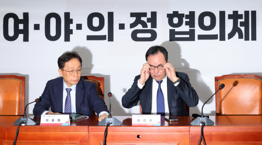 이진우(오른쪽) 대한의학회장과 이종태 의학전문대학원협회(KAMC) 이사장이 1일 오후 서울 여의도 국회에서 여야의정 협의체 4차 전체회의가 끝나고 열린 기자회견에 참석해 자리하고 있다. 뉴시스