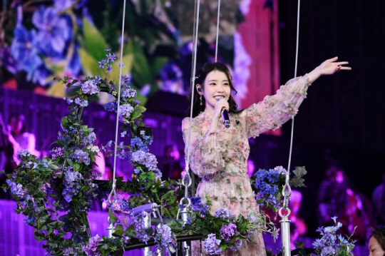 가수 겸 배우 아이유 관련 게시글에 비방 댓글을 단 혐의로 재판에 넘겨진 30대 여성이 1심에서 벌금형을 선고받았다. 사진은 아이유가 지난 9월22일 오후 서울월드컵경기장에서 ‘2024 아이유 HEREH 월드 투어 콘서트 앙코르 : 더 위닝’ 공연을 하고 있는 모습. 이담 엔터테인먼트 제공