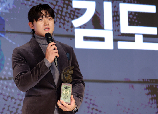 조아제약과 일간스포츠가 공동 제정한 ‘2024 조아제약 프로야구 대상 시상식’이 3일 오전 서울 강남구 엘리아나호텔에서 열렸다. KIA 김도영이 대상을 수상하고 소감을 말하고 있다. 일간스포츠 제공