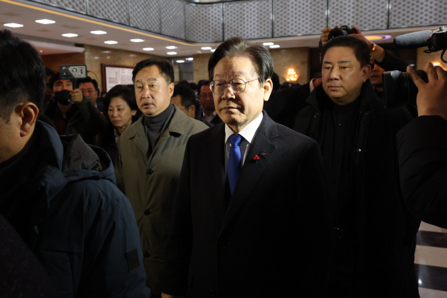 이재명(오른쪽 두 번째) 더불어민주당 대표가 4일 오전 국회에서 열린 비공개 의원총회에 참석하기 위해 이동하고 있다. 뉴시스