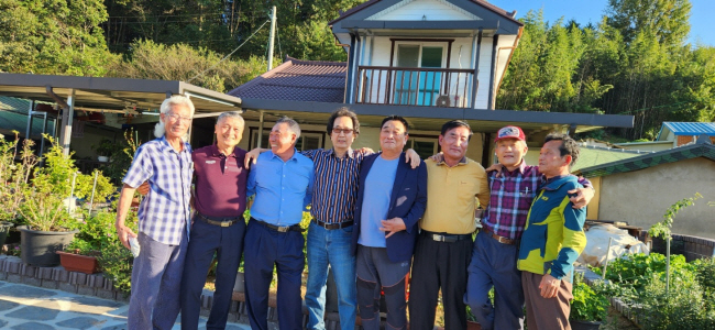 고향인 진포리 마을 최용주 씨 집 앞에서 친구들이 포즈를 취했다. 오른쪽부터 권용식, 나현곤, 최용주, 김언곤, 김재남, 오치관, 박상구, 채방윤.