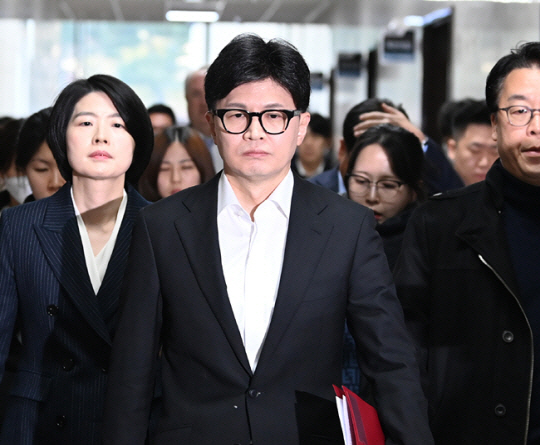 윤석열 대통령이 비상계엄을 선포했다가 국회의 의결로 해제된 4일 오전 서울 여의도 국회에서 한동훈 국민의힘 대표가 비상의원총회에 참석하기 위해 예결위장으로 걸어가고 있다. 박윤슬 기자