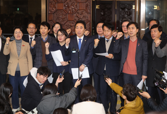 ‘윤석열탄핵국회의원연대’ 의원들이 4일 새벽 국회에서 기자회견을 하고 있다. 연합뉴스