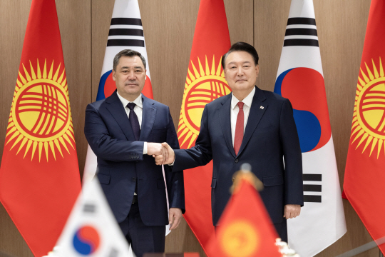 윤석열 대통령이 3일 서울 용산 대통령실에서 열린 한·키르기스스탄 정상회담에서 사디르 자파로프 키르기스스탄 대통령과 악수하며 기념촬영을 하고 있다. (사진=대통령실 제공) 뉴시스