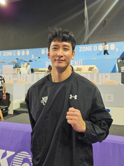 V리그 남자부 현대캐피탈의 베테랑 문성민이 시즌 첫 득점으로 승리를 이끈 뒤 밝은 표정으로 웃고 있다. 오해원 기자