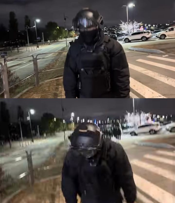 [서울=뉴시스] 윤석열 대통령이 3일 밤 긴급 대국민담화를 열고 비상계엄을 선포하면서 국회 본청 건물에 투입된 무장 계엄군 청년이 시민에게 고개를 숙인 뒤 철수하는 모습이 포착돼 화제가 되고 있다. (사진=페이스북)