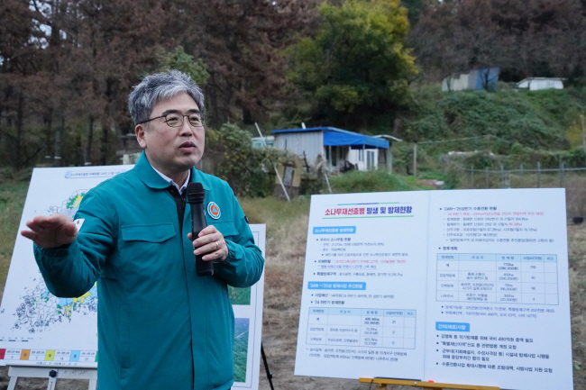 최근 임상섭 산림청장이 경북 경주시 감포읍 소나무재선충병 현장을 방문해 적기 방제의 중요성을 강조하고 있다. 산림청 제공