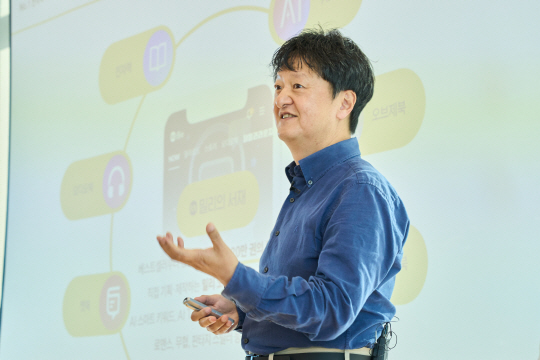 박현진 밀리의서재 대표가 5일 밀리의서재 사옥에서 기자간담회를 열고 내년도 신규 서비스를 소개하고 있다. 밀리의서재 제공