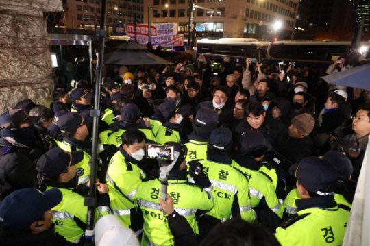 윤석열 대통령이 긴급 대국민 담화를 통해 비상계엄령을 발표한 3일 밤 서울 여의도 국회 정문 앞에서 경찰들이 국회의원, 의원 보좌진, 취재진, 시민들의 출입을 통제하는 모습. 뉴시스