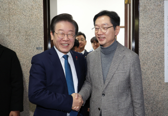 이재명 더불어민주당 대표와 김경수 전 경남도지사가 5일 서울 여의도 국회에서 만나 대화 후 인사를 나누고 있다. 뉴시스