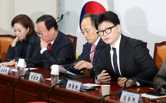 5일 국회에서 열린 국민의힘 최고위원회의에서 김민전 최고위원(왼쪽 첫번째)이 한동훈 대표의 발언을 듣고 있다. 연합뉴스