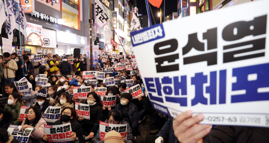 부산지역 시민사회단체와 시민 등 2000여명(주최측 추산)이 4일 오후 부산 부산진구 서면에서 비상계엄 선언 사태를 빚은 윤석열 정권의 퇴진을 촉구하는 대규모 집회를 열고 구호를 외치고 있다. 뉴시스