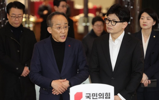 추경호 국민의힘 원내대표가 4일 서울 여의도 국회에서 열린 비상의원총회를 마치고 나오며 발언하고 있다. 오른쪽은 한동훈 대표. 연합뉴스