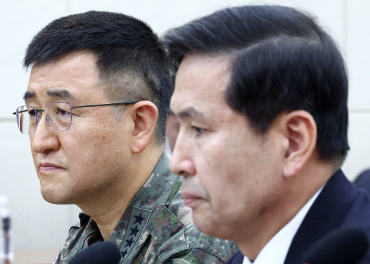 5일 서울 여의도 국회에서 열린 국방위원회 전체회의에 지난 3일 비상계엄 때 계엄사령관을 맡았던 박안수 육군참모총장과 5일부터 창군 이래 첫 국방부 장관 직무대리를 맡은 김선호 국방부 차관이 참석해 있다. 연합뉴스