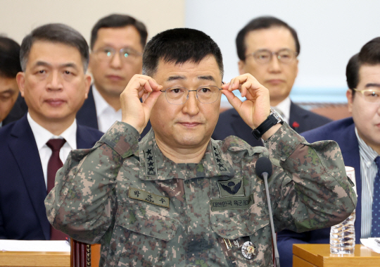 계엄사령관이었던 박안수 육군참모총장이 5일 서울 여의도 국회에서 열린 국방위원회 제8차 전체회의에서 안경을 고쳐 쓰고 있다. 뉴시스 제공