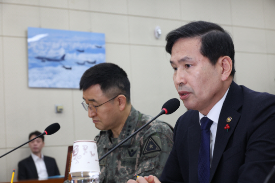 김선호(오른쪽) 국방부 차관이 5일 서울 여의도 국회에서 열린 국방위원회 제8차 전체회의에서 의원 질의에 답하고 있다. 왼쪽은 전 계엄사령관 박안수 육군참모총장. 뉴시스 제공