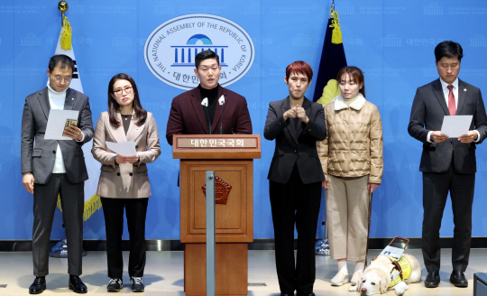 김재섭 국민의힘 의원을 비롯한 소장파 의원들이 5일 오후 국회 소통관에서 ‘윤석열 대통령 임기단축 개헌 제안’ 기자회견을 하고 있다. 왼쪽부터 김상욱·김소희 의원, 김 의원, 수어통역사, 김예지·우재준 의원. 뉴시스