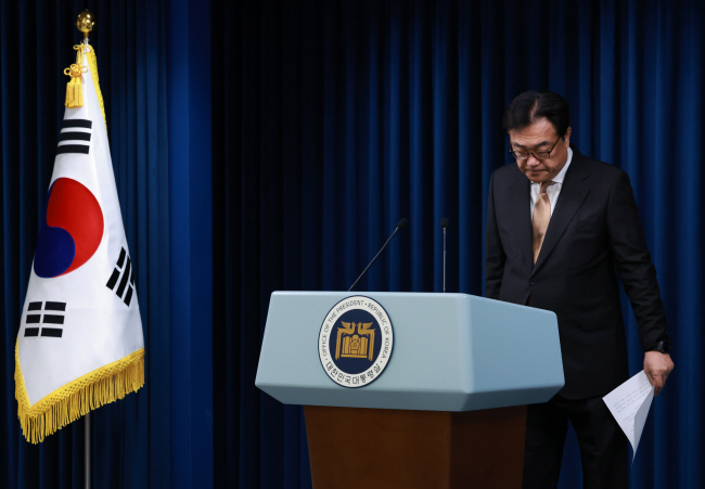 정진석 대통령 비서실장이 5일 오전 서울 용산 대통령실에서 신임 국방부 장관 인사를 발표한 뒤 인사하고 있다. 연합뉴스