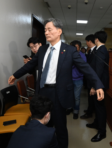 조지호 경찰청장이 이날 행안위 전체회의장 앞에서 몸수색을 받고 있는 모습. 박윤슬 기자