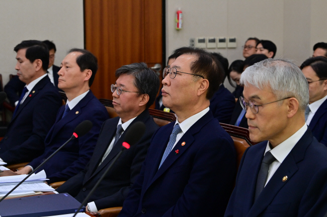 6일 오전 국회 법제사법위원회 전체회의에 김선호(왼쪽부터) 국방부 장관 직무대행, 이완규 법제처장, 김정원 헌법재판소 사무처장, 박성재 법무부 장관, 천대엽 법원행정처장이 출석해 앉아 있다. 문호남 기자