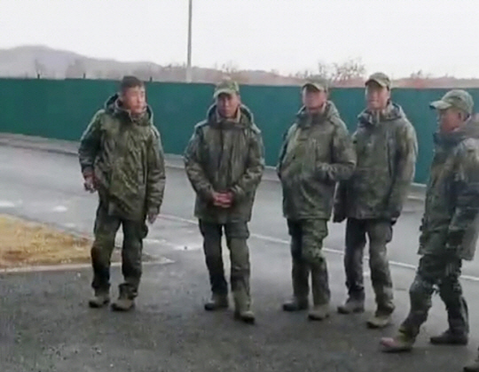 러시아 극동 연해주 지역에 파병된 것으로 보이는 북한 병사들이 건물 외부에서 이야기를 나누고 있다. 아스트라 텔레그램 채널 캡처 연합뉴스