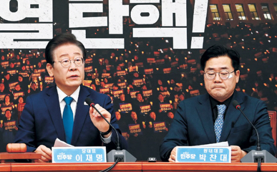 이재명(왼쪽) 더불어민주당 대표가 5일 오전 국회에서 열린 비상 최고위원회의에서 발언하고 있다. 곽성호 기자