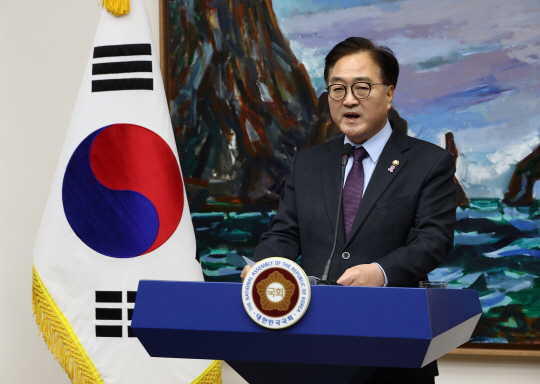 우원식 국회의장이 6일 서울 국회 접견실에서 긴급 담화문을 발표하고 있다. 연합뉴스