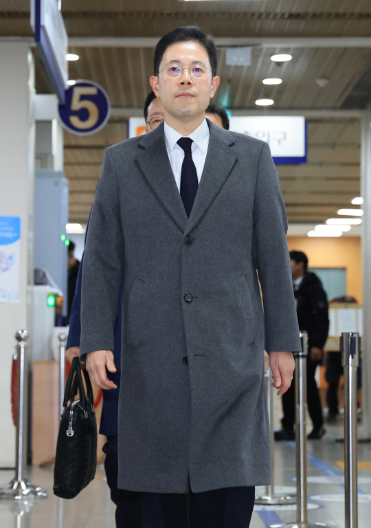 ‘고발사주’ 의혹으로 재판에 넘겨진 손준성 검사장이 6일 오후 서울 서초구 서울고등법원에서 열린 2심 선고 공판에 출석하고 있다. 연합뉴스