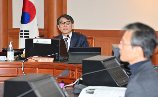 노태악(왼쪽) 중앙선거관리위원회 위원장이 6일 오전 과천의 선관위에서 비상계엄 사태 당시 계엄군 진입과 관련한 긴급회의를 주재하고 있다. 백동현 기자