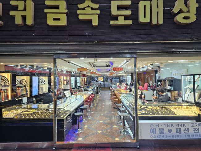 5일 서울 종로구 종로귀금속거리에 있는 한 도매상가에 손님이 없어 한산한 모습이다. 금 시세 급등으로 귀금속 제품 가격이 치솟은 데다, 소비침체까지 겹치면서 ‘연말 특수’마저 기대하기 어렵다고 상가 상인들은 입을 모았다.  김호준 기자
