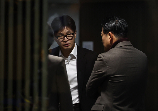 한동훈 국민의힘 대표가 6일 국회 의원총회 도중 회의장을 나와 의원들과 대화를 나누고 있다. 연합뉴스