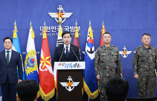 김선호 국방부 장관 직무대리가 6일 서울 용산 국방부에서 비상계엄 사태와 관련해 긴급 브리핑을 하고 있다. 연합뉴스