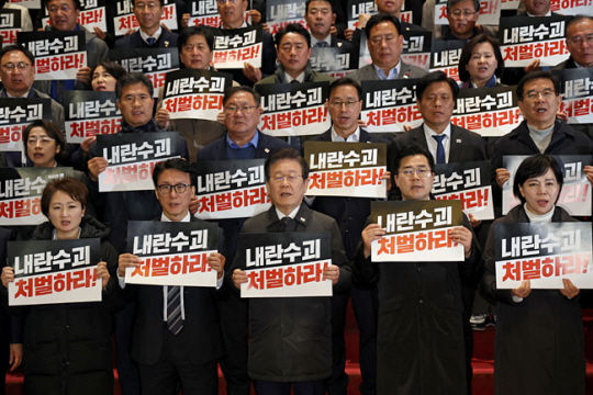 이재명(앞줄 가운데) 더불어민주당 대표를 비롯한 의원들이 윤석열 대통령에 대한 탄핵소추안 표결이 무산된 7일 국회에서 탄핵 촉구 및 국민의힘 규탄 대회를 하고 있다. 연합뉴스